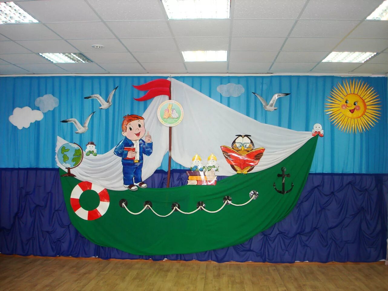 украшение к 23 февраля в школе. украшение зала к 23 февраля в детском саду. оформление к 23 февраля в детском саду. украсить группу к 23 февраля. оформление к 23 февраля в детском саду.