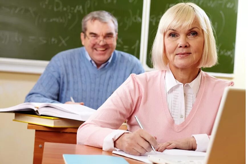 образование пожилых людей. учитель в возрасте. студент в 50 лет. студент в 50 лет. пожилые люди и компьютер.