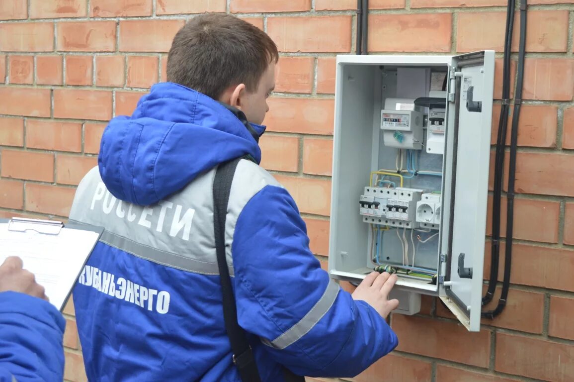 Мэс жкх. Мурманэнергосбыт мурманск. Монтаж приборов учета. Счётчик электроэнергии в подъезде. Счет за электричество.