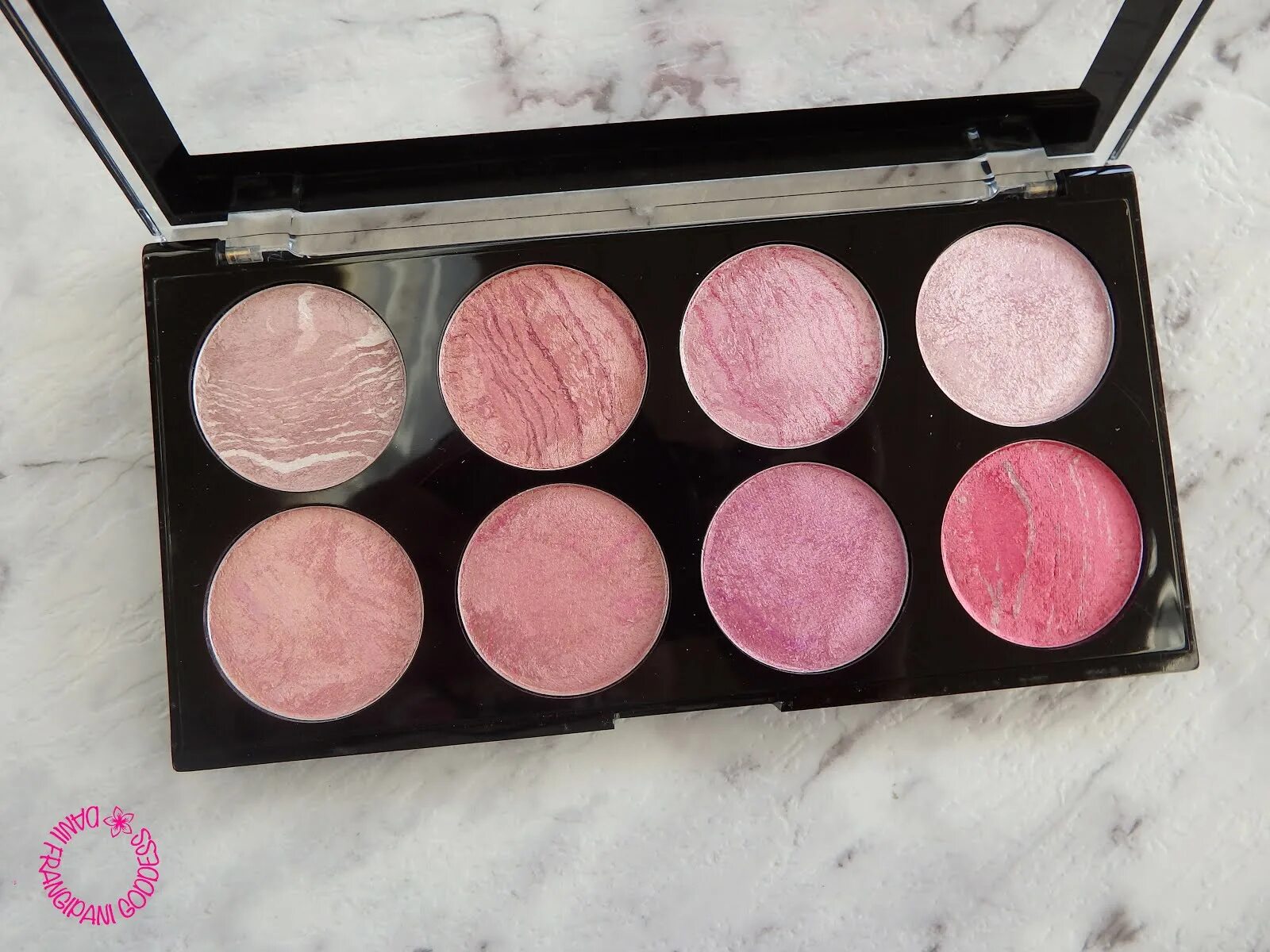Бюджетные палетки румян. Revolution makeup палетка румян vintage lace blush palette. Makeup revolution blush. Палетка румян от революшн. Палетка румян революшен.