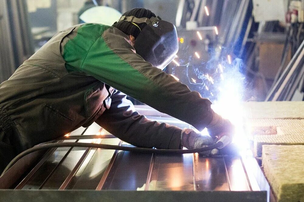 Сварка. Сварщик металлоконструкций. Сварщик. Электросварщик на автоматических и полуавтоматических машинах. Работа сварщиком в томске прямые.