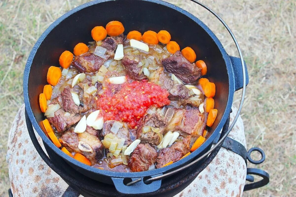 Шурпа в казани. Шурпа в казане на костре. Шурпа из говядины в казане на костре. Шурпа из баранины в казане. Шурпа шулюм.