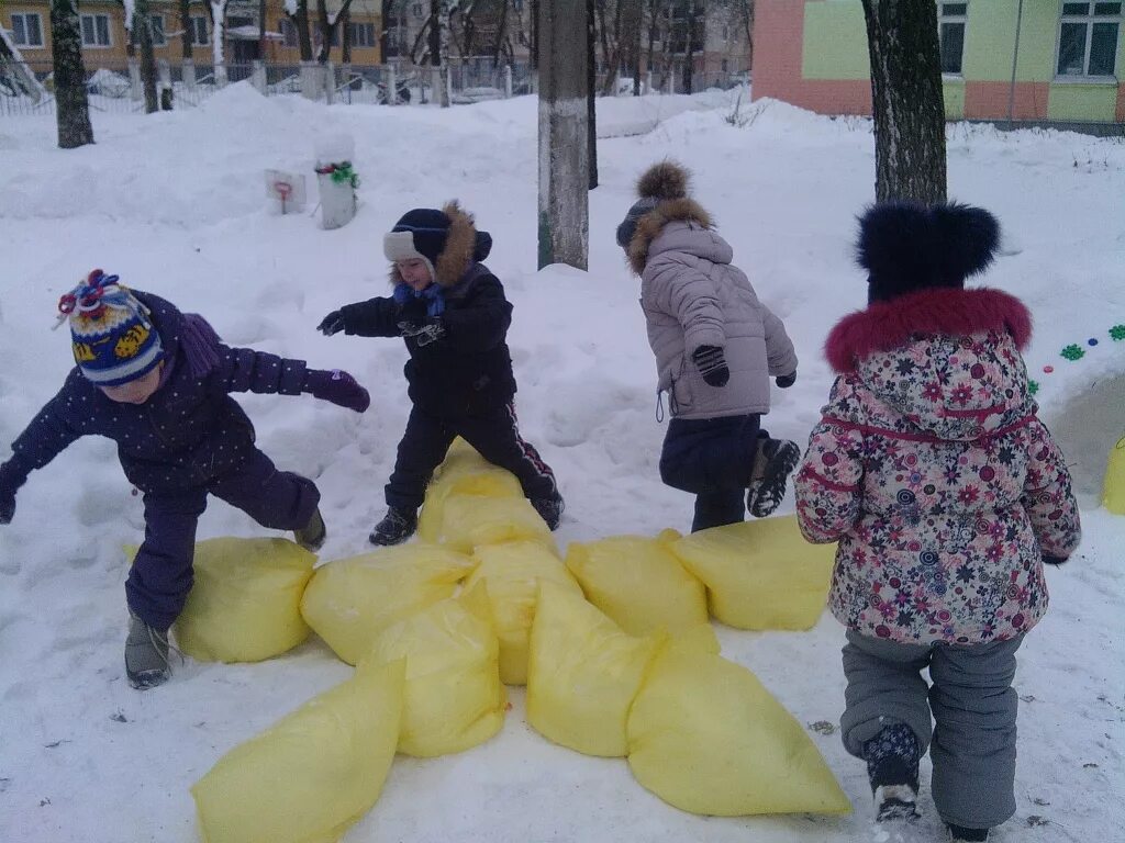 Зимой можно играть. Зимнее развлечение на улице в детском саду. Зимние развлечения для детей конкурсы. Зимние развлечения для детей в детском саду. Развлечения для детей на улице зимой.