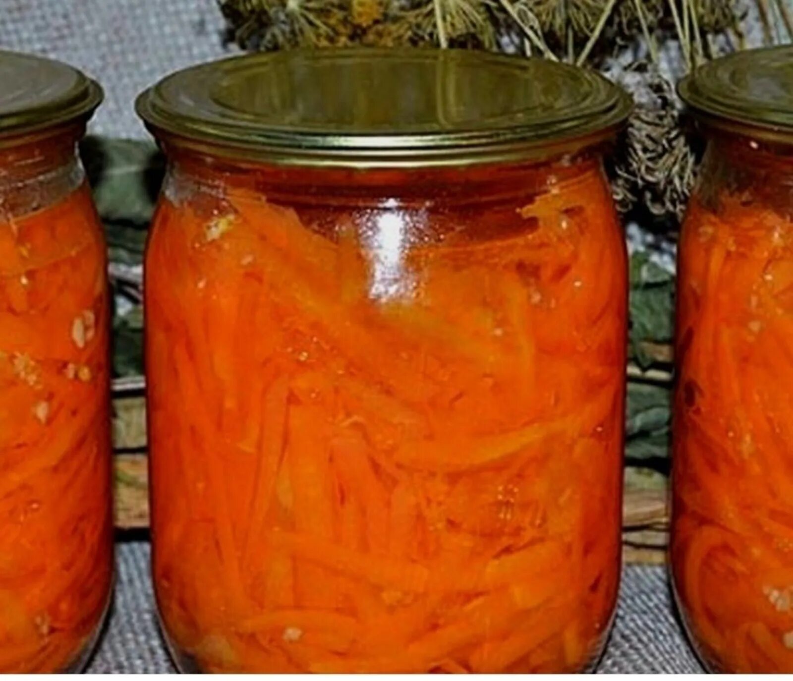 Морковь с луком на зиму. Салат из моркови на зиму. морковка на зиму. закуска из моркови на зиму. заготовки из моркови на зиму.