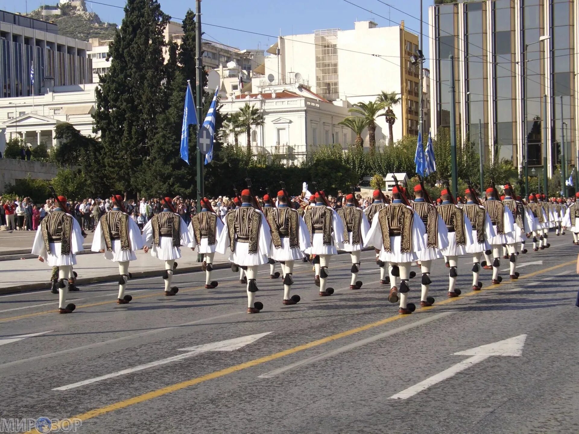 Греция парад. Военный парад в греции. Современная греческая армия. Парад греция день независимости. Древнегреческие шествия костюмы.