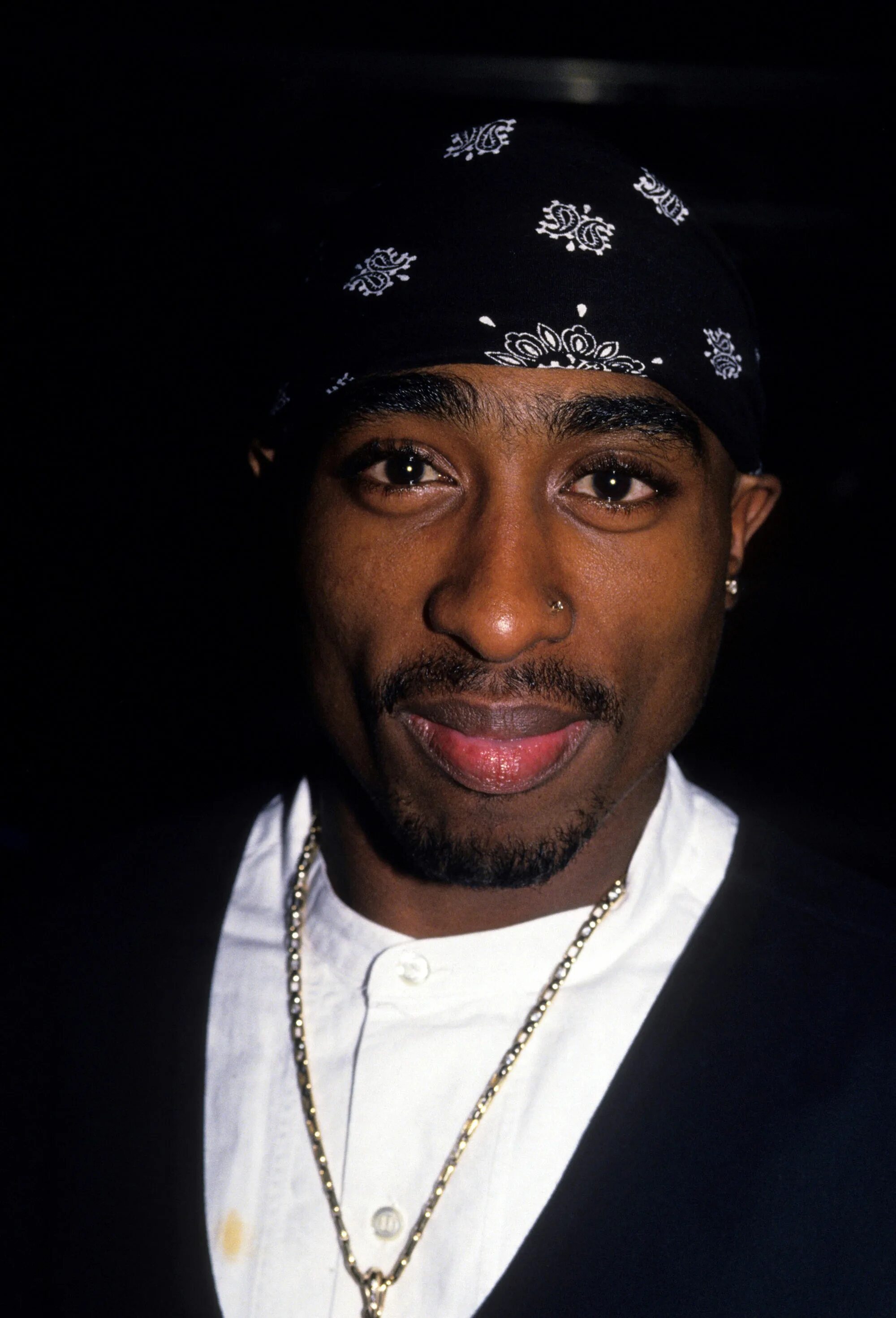 Тупак шакур песни слушать. Шакур. 2pac шакур. тупак амару шакур. тупак шакур в бандане.