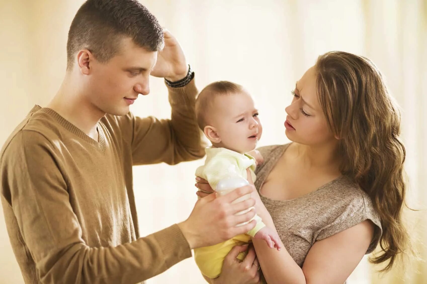 Молодые родители тонцуют. Родители, держите детей подальше от... Подробнее. Родители держат ребёнка в шоке. Родители держут ребенка ВК. Close parents