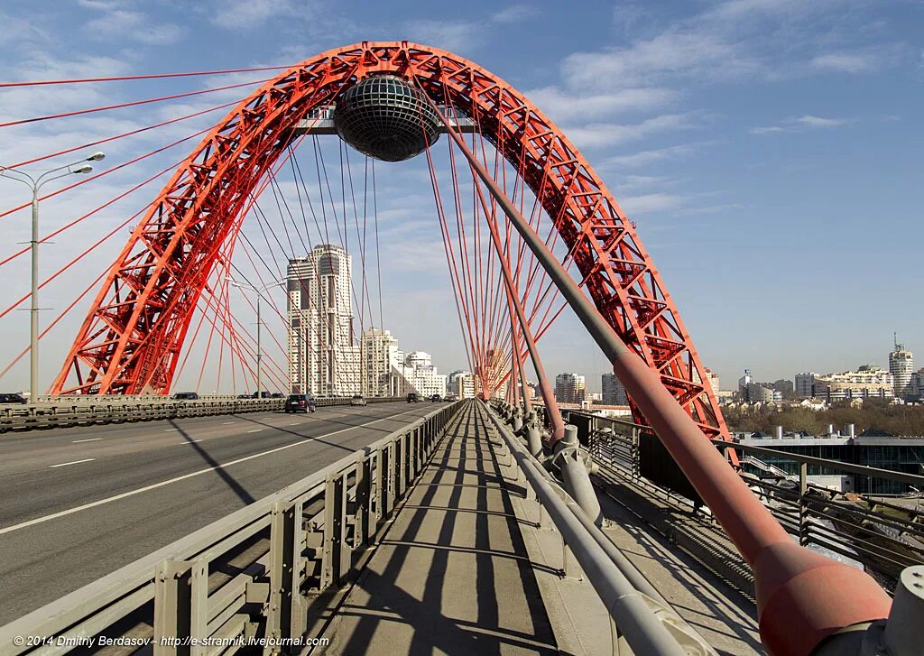 Где начинается мост. Краснопресненская магистраль живописный мост. Вантовый мост в Москве. Живописный мост в Москве. Красный мост с шаром в Москве.