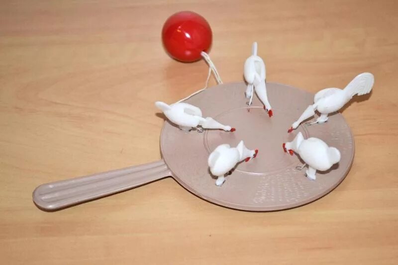Игрушка курочка клюет. Деревянная игрушка курочки клюющие зерно. игрушка курочки клюют. советские игрушки. советские механические игрушки.