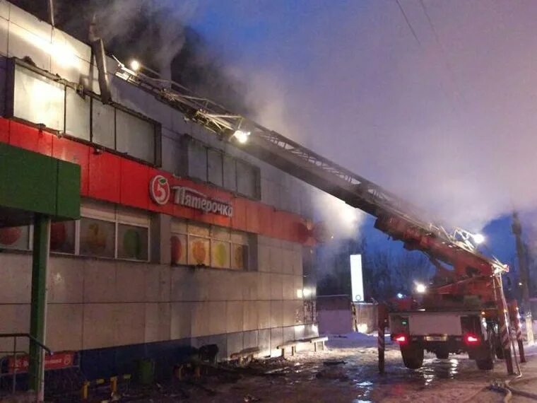 Пожар в коптево сегодня. Пожар в Одинцовском районе. Пожар ТЦ В Одинцово. Горит торговый центр в Москве. ТЦ В Одинцово сгорел.