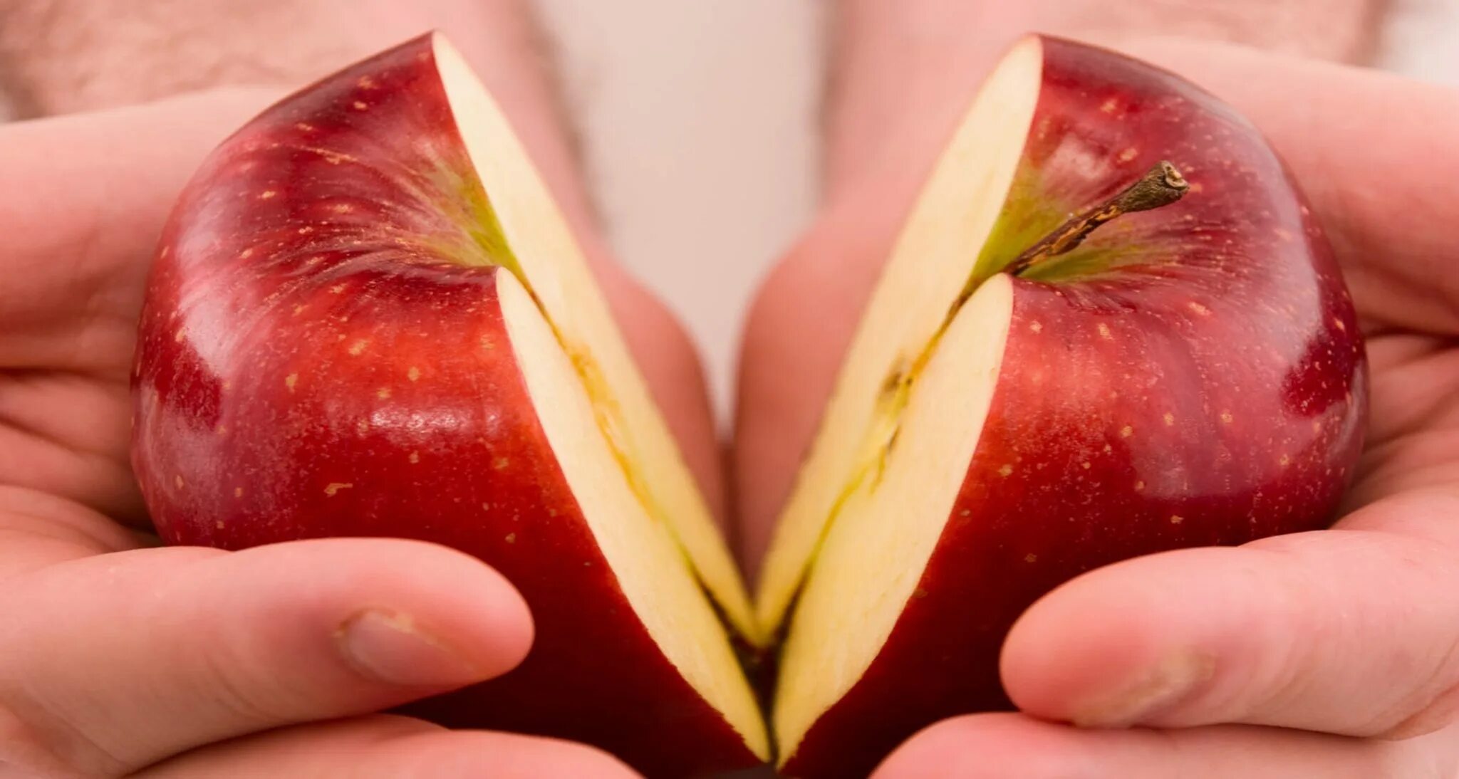 Разобьем пополам. Яблоко разрезанное пополам. Две половинки яблока. Половинка яблока. Две половины яблока.