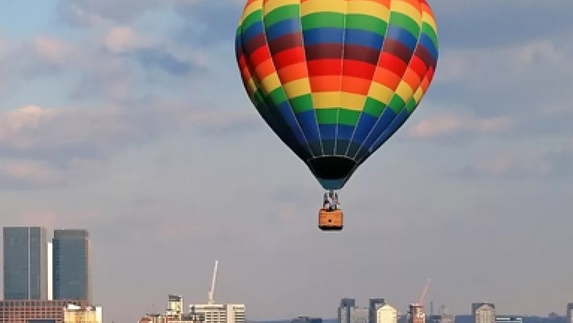 Воздушный шар над городом. Воздушные шары над городом. Воздушные шары над Москвой. Прогулка на воздушном шаре.