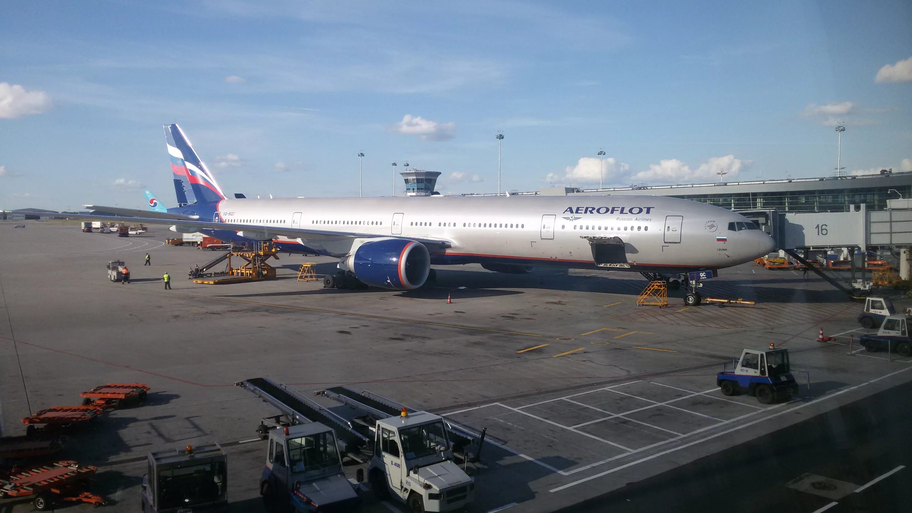 Полет на самолете владивосток. Боинг 777 Аэрофлот в Шереметьево. Boeing 777-300er Аэрофлот Шереметьево. Самолёт Боинг 777 Аэрофлот. Аэрофлот Боинг 777 Владивосток.