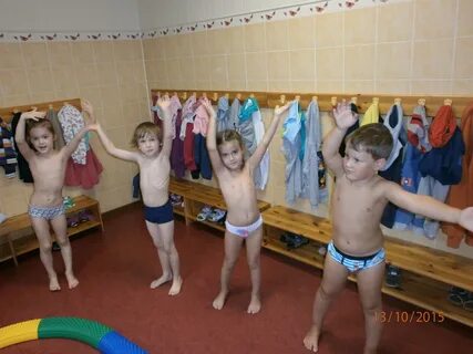 Дети в раздевалке в бассейне