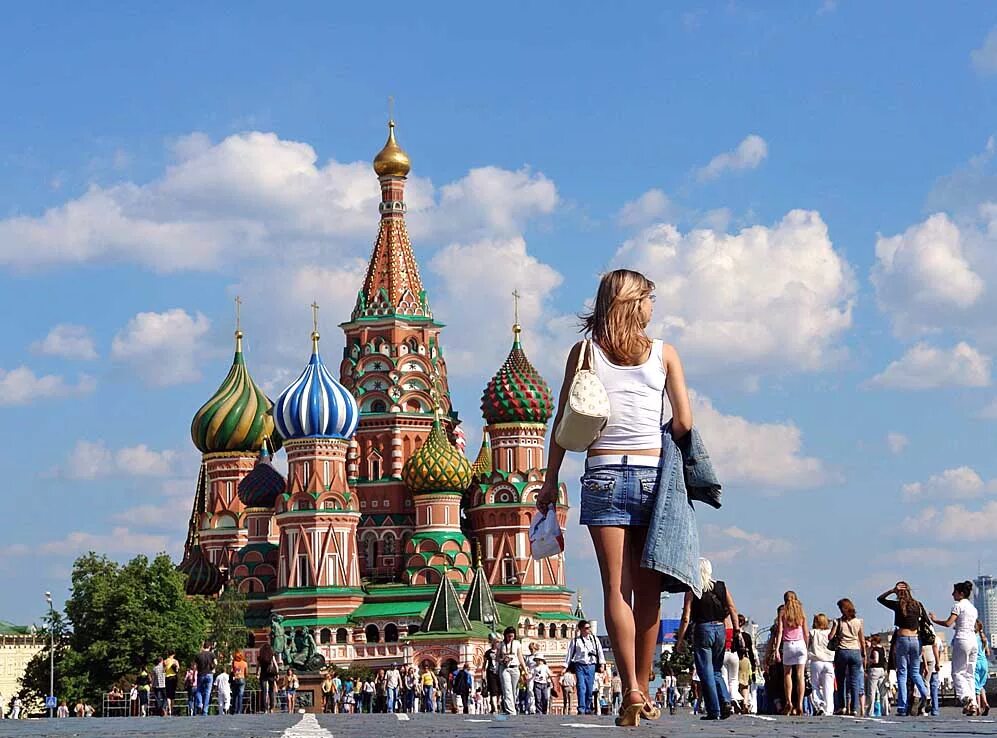 Девушка на красной площади. Девушки у Кремля. Кремль люди. Фотосессия на фоне Кремля. Шагают по площади