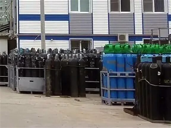 баллон для погрузчика. разгрузка кислородных баллонов. разгрузка кислородных баллонов. катают баллоны с кислородом. склад для хранения баллонов.