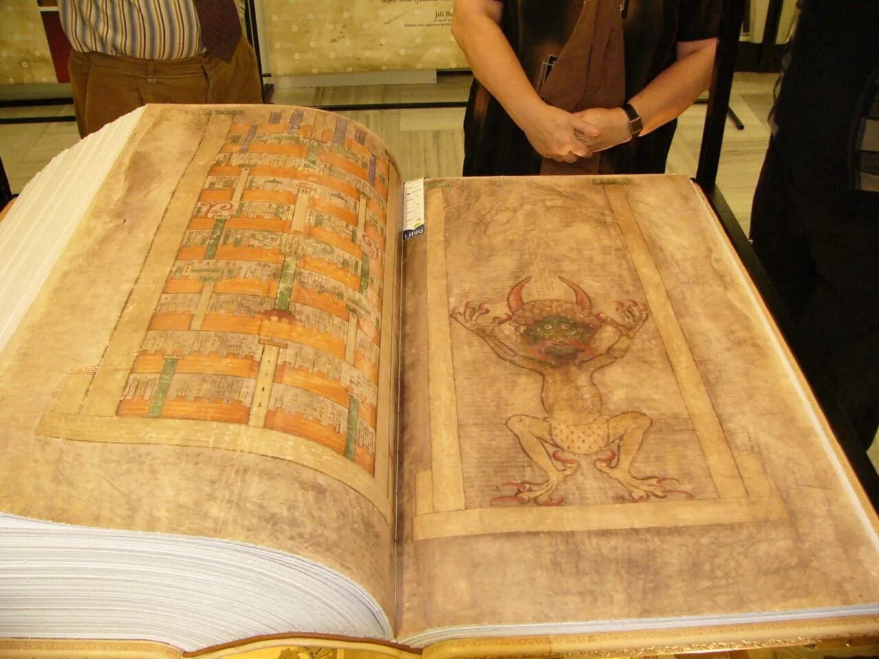 Кодекс Гигас («Библия дьявола»). Самая большая книга в мире кодекс Гигас. Книга Гигас Библия дьявола. Манускрипт Библия дьявола.