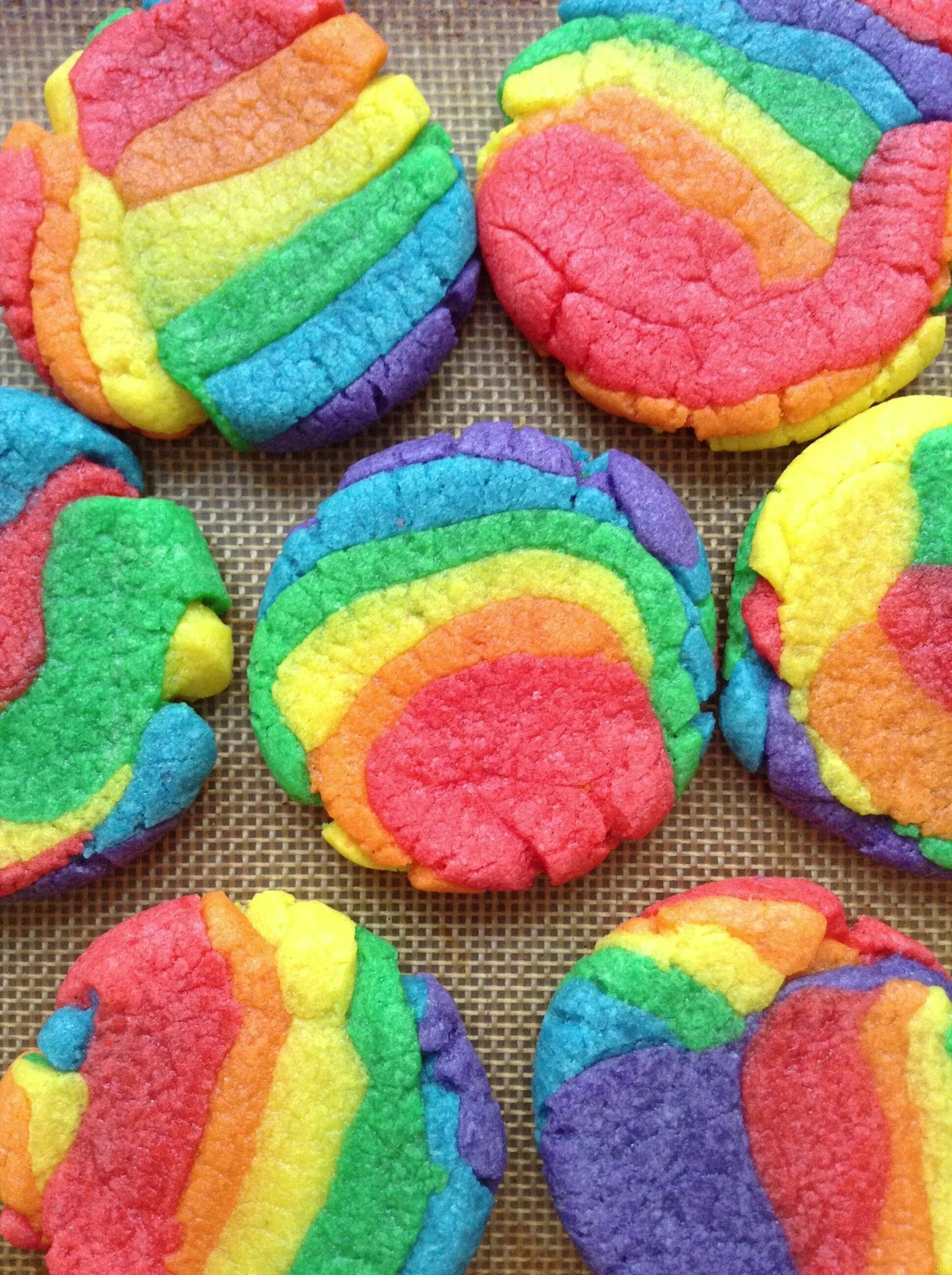 Что делают цветные. Цветное печенье. Разноцветные печеньки. Радужное печенье. Цветное тесто.