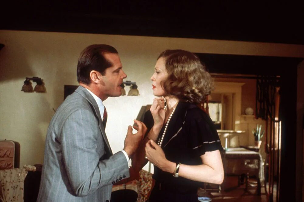 Вышел 1974. Китайский квартал 1974. chinatown фильм 1974. фэй данауэй китайский квартал. джек николсон китайский квартал.