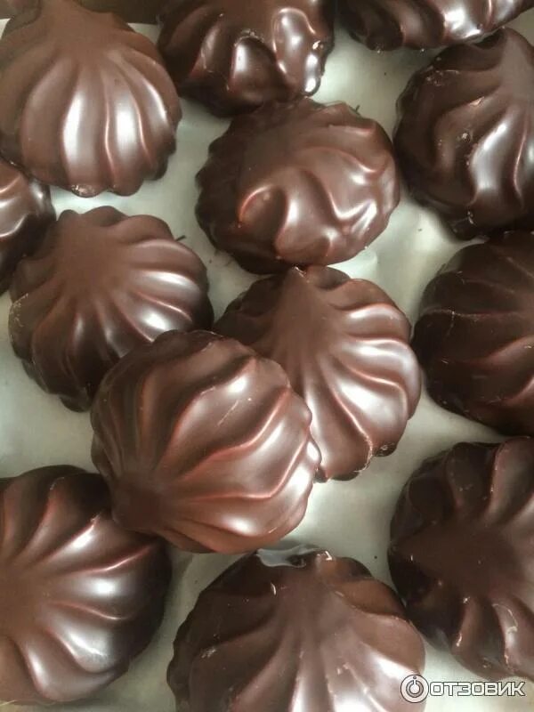 Шоколадные конфеты шоколадная глазурь. Конфеты покрытые шоколадной глазурью. Глазирование шоколадом. Круглые конфеты в шоколадной глазури. Сухофрукты в шоколаде.