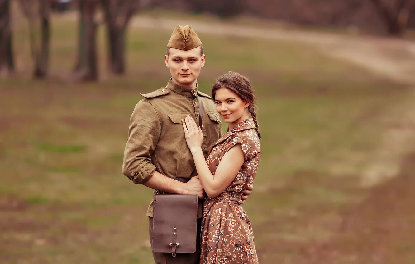 Девушка и парень в форме. Фотосессия в стиле военных лет. девушка солдат. парень и девушка в военной форме. фотосессия в стиле великой отечественной войны.