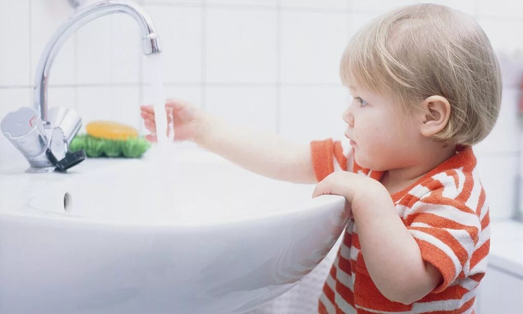 Гигиенические процедуры ребенка. Умывание ребенка. Гигиена для детей. Маленькие дети умываются. Мытье ребенка.