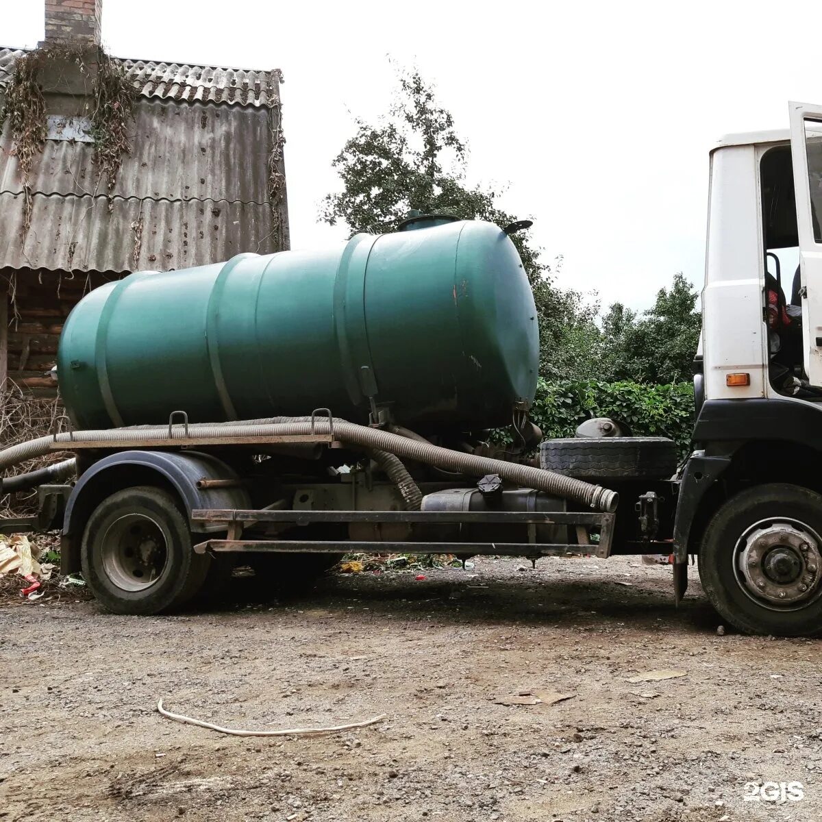 Аварийная служба канализации картинка. Тверской коммунальный завод. Вакуумная машина для откачки канализации. Вывоз септика. Машина илососная ткм-620.
