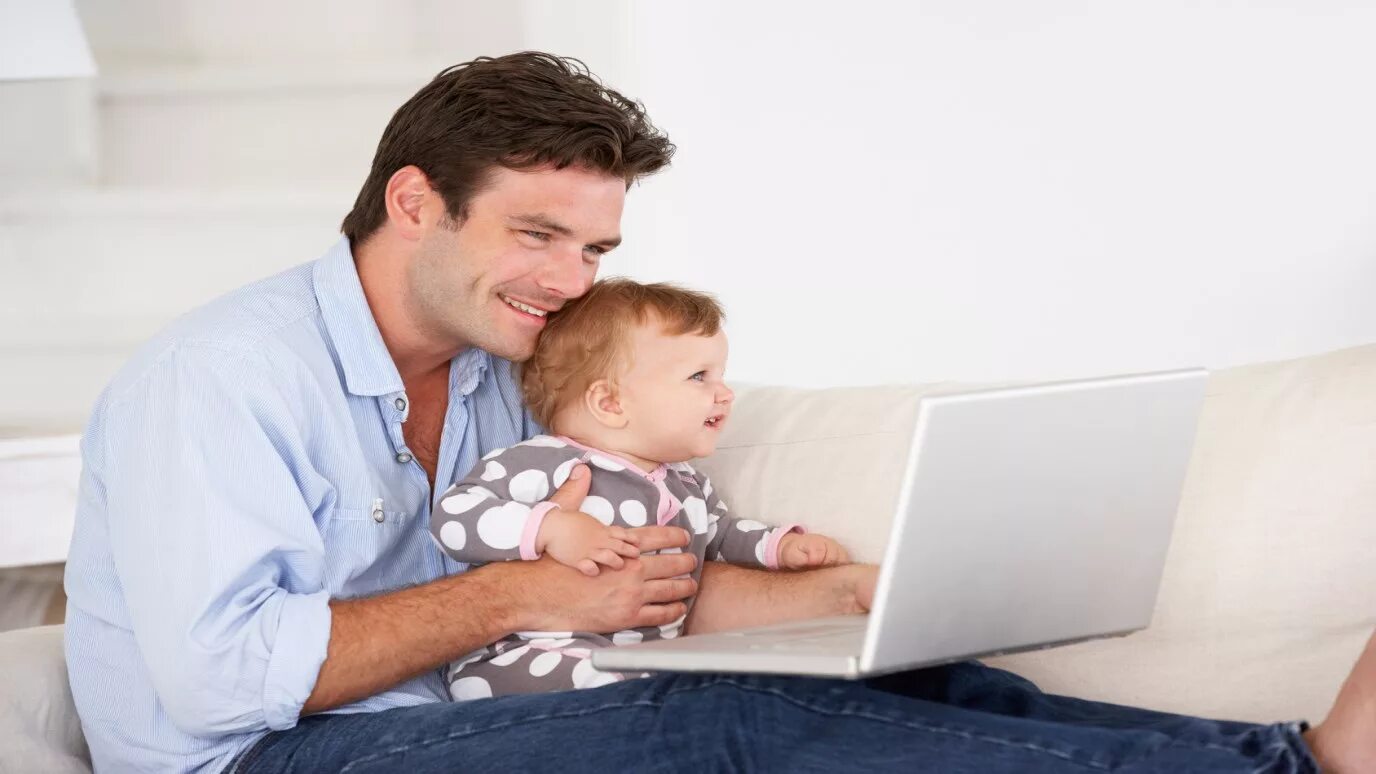Отец и малыш ноут. Отец с ребёнком у ноутбука. Папа за ноутбуком. Фото папа работает.