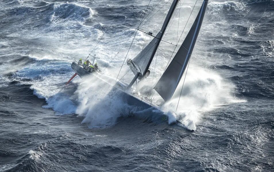 Sea racing. Регата Rolex Middle Sea Race. Регата Rolex Fastnet Race. Регата яхтсмены шторм. Парусная регата в шторм.