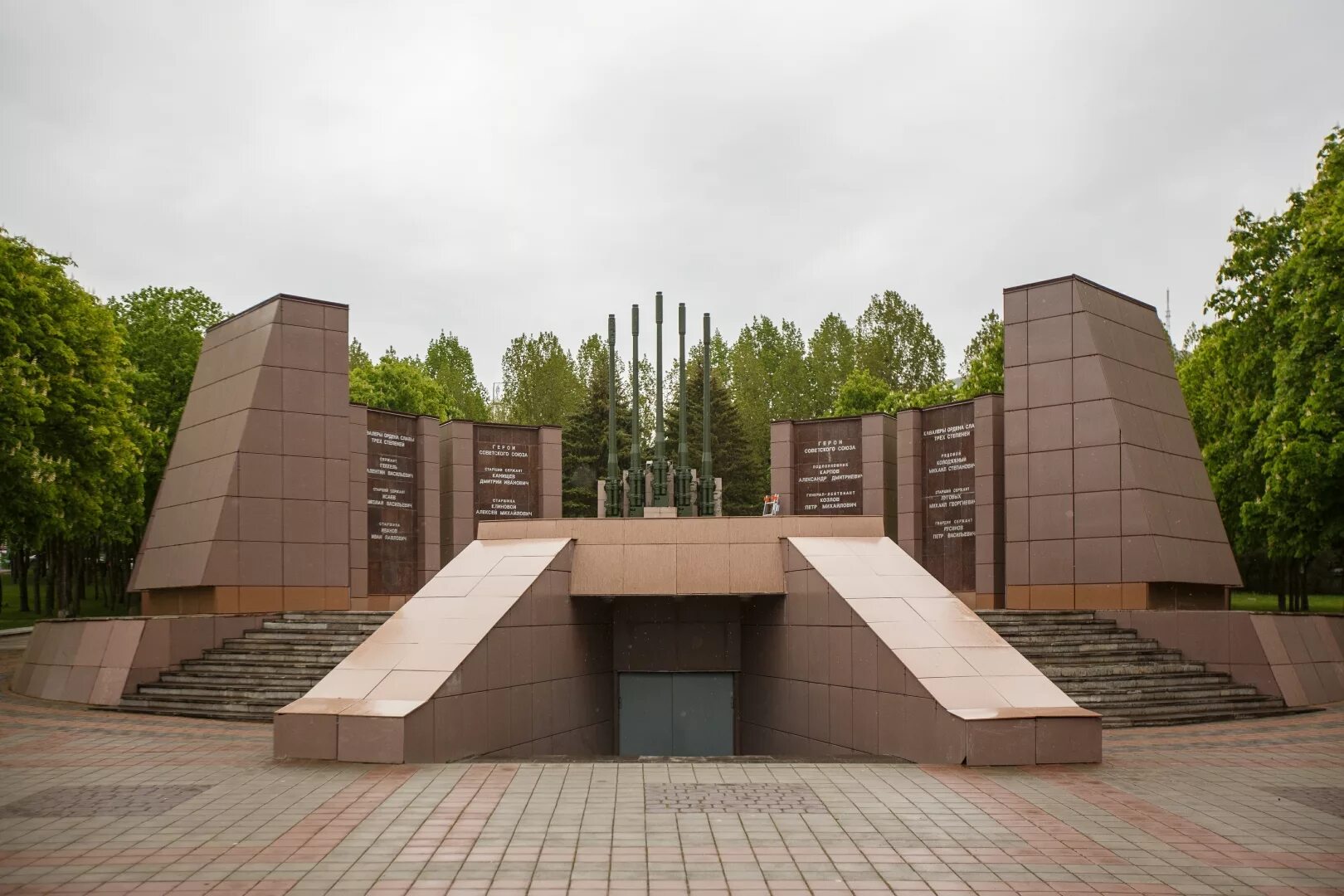 Беслан школа мемориал. Мемориал победы красноярск. Ржевский мемориал советскому солдату ночью. Беслан мемориальный комплекс. Мемориал советскому солдату под ржевом.