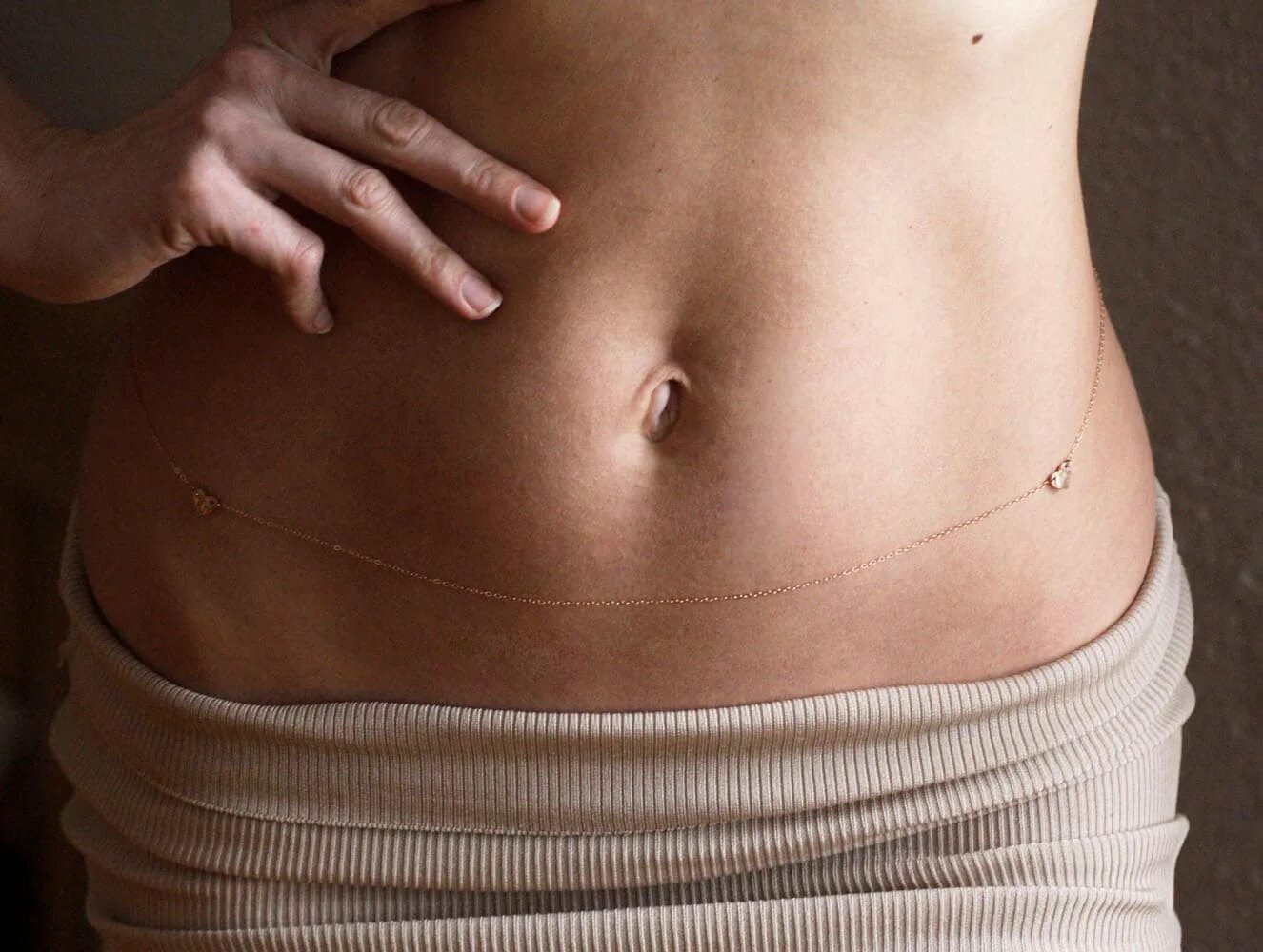 Полоса волос на животе. Почему животик. Почему животик. Небольшой женский животик с жирком. Женский животик до и после.