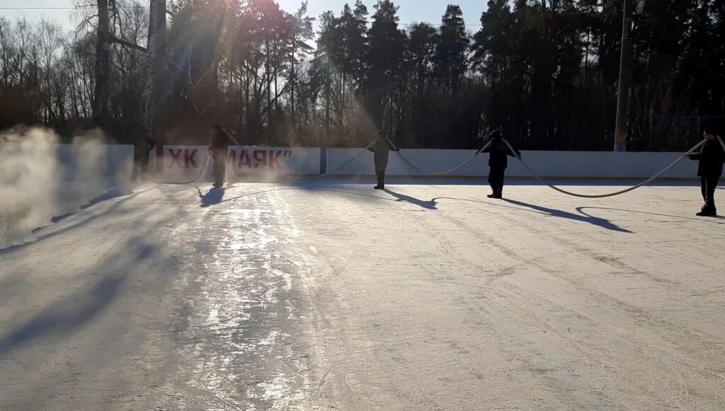 Каток ока в пущино. Школьный каток. Каток иркутск. На школьной площадке залили каток круглой формы. Ока пущино дворец спорта каток.