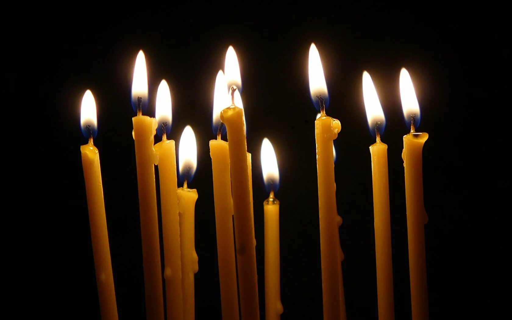 свечка церковная. свеча горела. горящая церковная свеча. свечка церковная горит. свеча восковая горящая в храме.