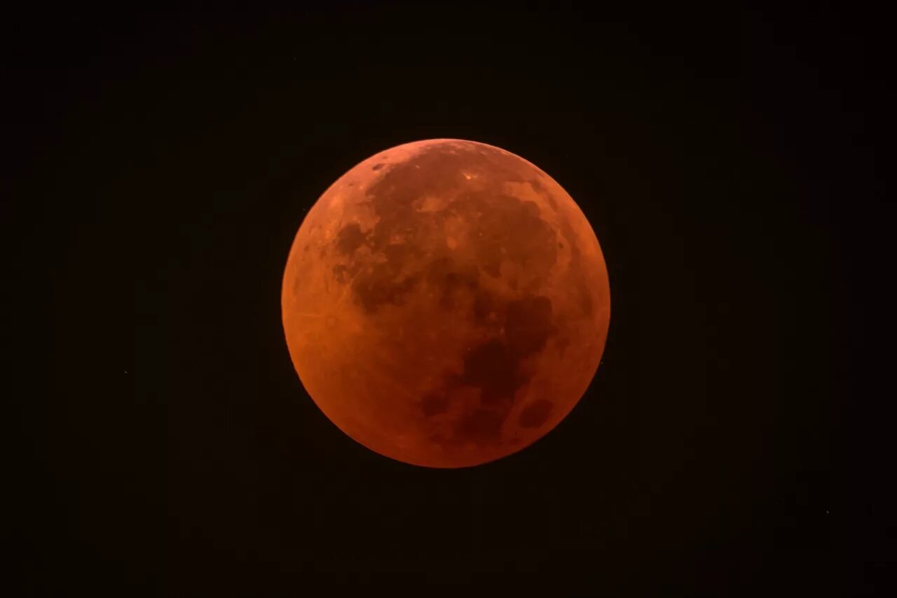 Где затмение луны. Кровавая Луна затмение. Лунное затмение красная Луна. Кровавая Луна явление. Кровавая Луна полное затмение.