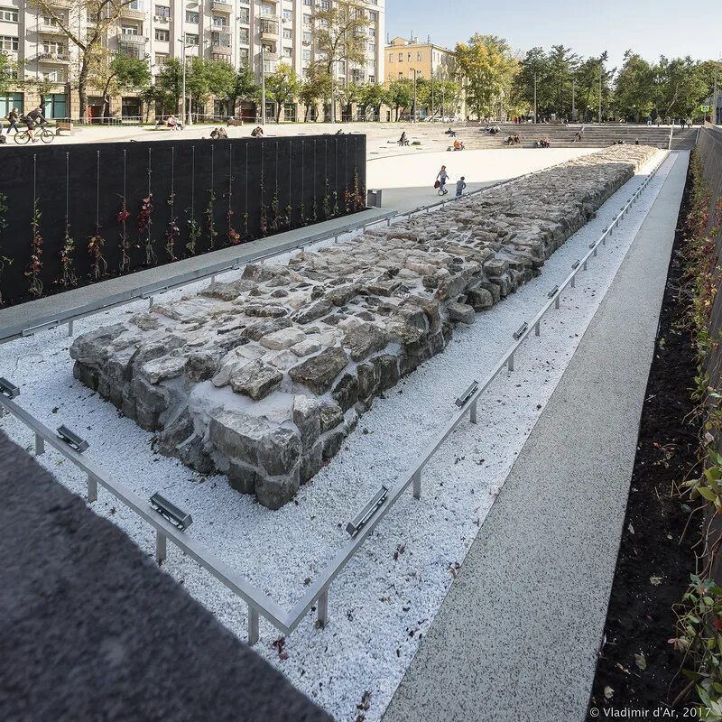 Стены белого города автор. Хохловская площадь стена белого города. хохловская площадь амфитеатр. фрагмент стены белого города на хохловской площади. археологический парк на хохловской площади.