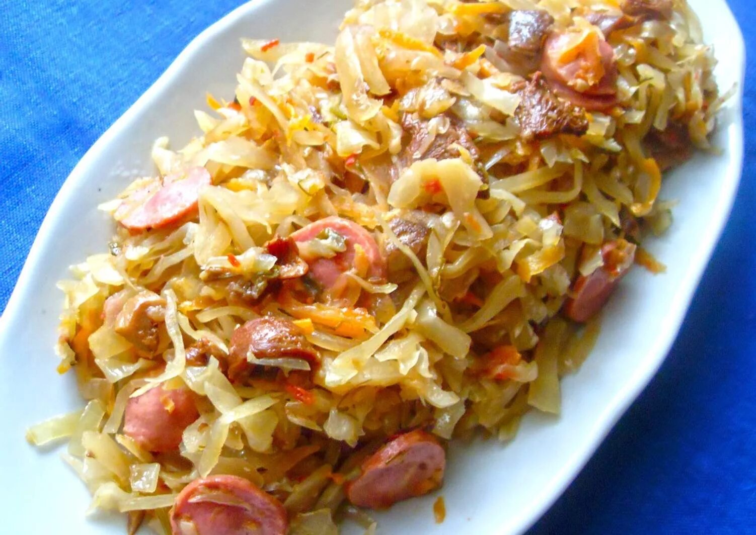 Бигус с колбасой. Капуста с колбасой. Жареная капуста с колбасой. Тушеная капуста, бигус, солянка. Тушёная капуста с солеными огурцами.