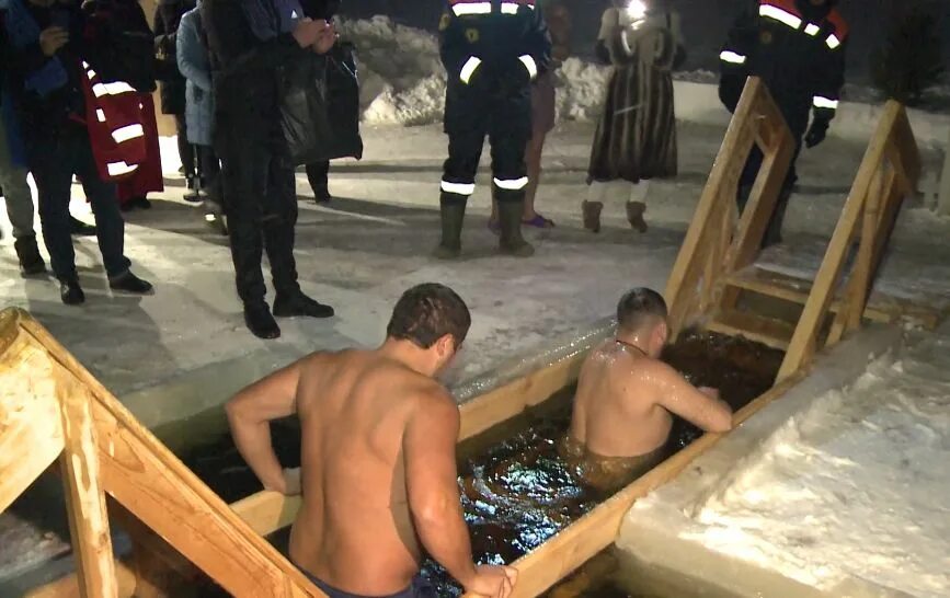 Прорубь иордань на крещение. Крещение господне окунание иордан. Владимир путин окунулся в прорубь. Крещение в старково нижегородской. Прорубь в виде креста.
