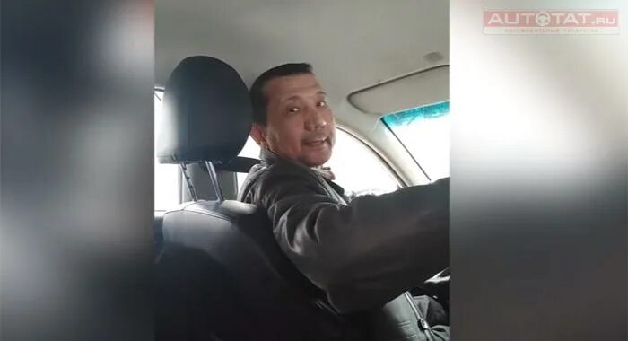 Такси казань женщина. Таксист шпилит пассажирку. Таксист казань девушка. Таксист высадил посреди дороги ответ яндекса. Пассажирка выпрыгнуть из такси казань.