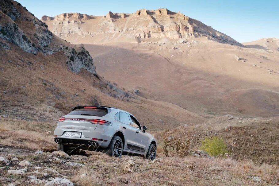 Тест драйв порше. Porsche Macan off Road. Порше Макан в горах. Порше Макан в горах Ростов. Горы где ездят машины.