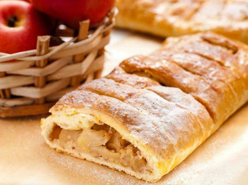 Рецепт слоек с яблоками из готового. Яблочный штрудель (Apfelstrudel). Венский апфельштрудель. Венский штрудель Австрия. Яблочный штрудель Ингредиенты.