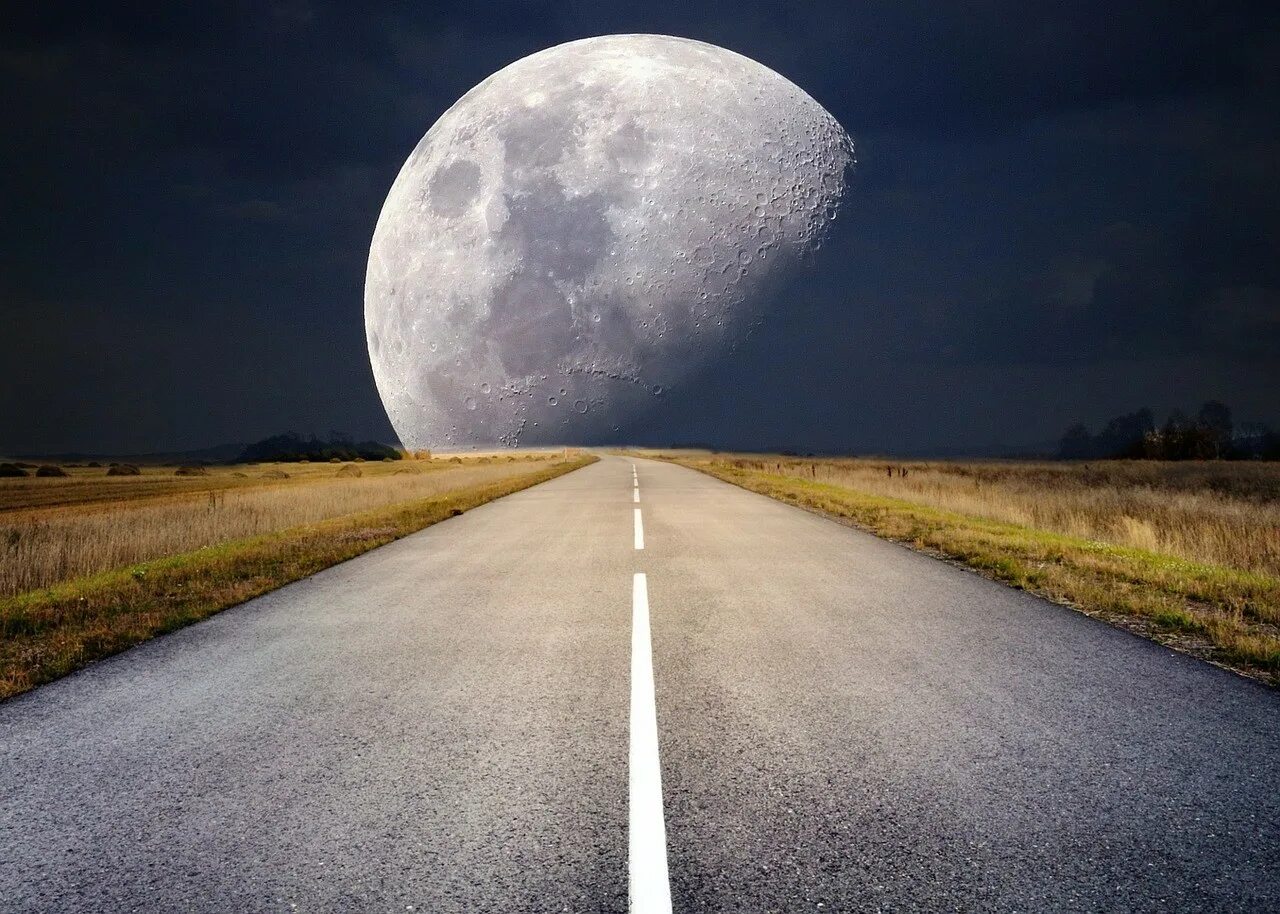 Дорога к Луне. Лунная дорога. Большая Луна. Луна на фоне дороги.
