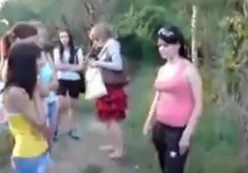Унижение девушек толпой. Унижение девушек толпой. Унижение девушек толпой. Унижение девушек толпой. Девушка избивает девушку.