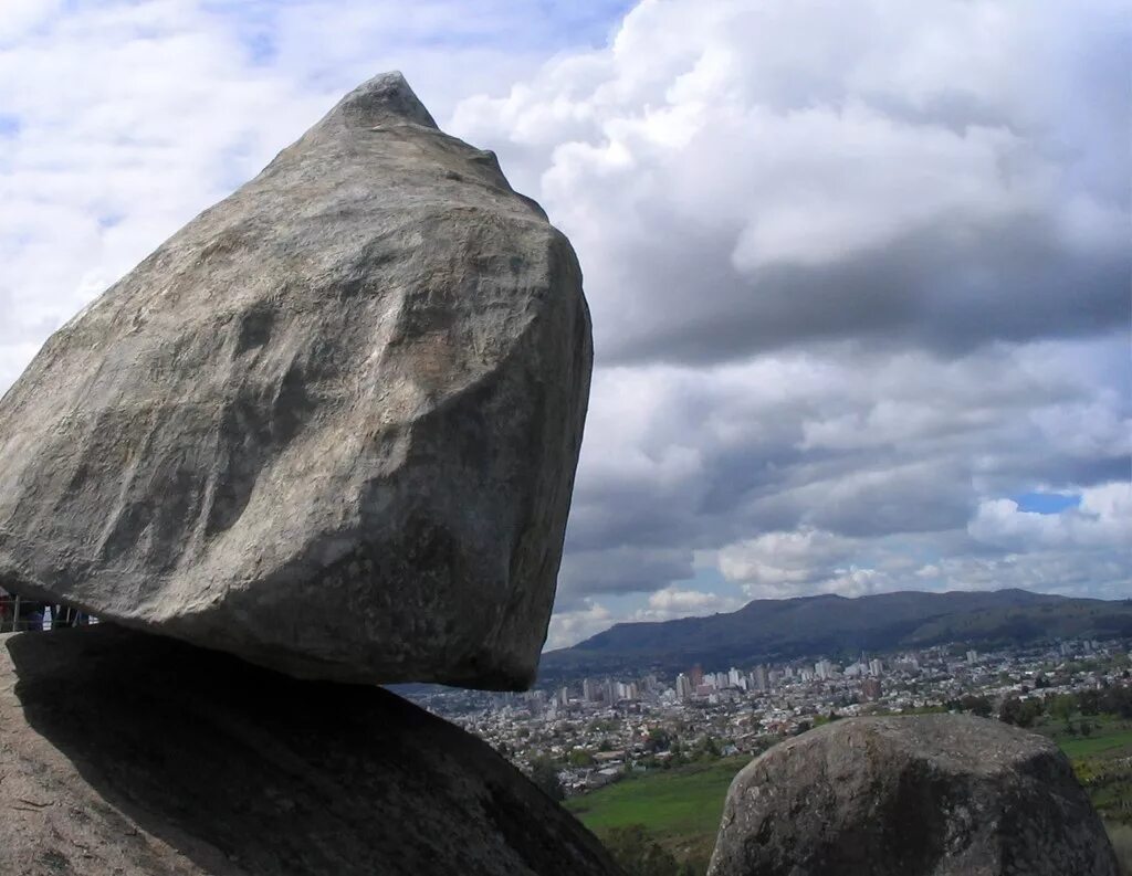 Falling stone. Камень Даваско. Камень Даваско в Аргентине. Валун Даваско. Камень Даваско валун.