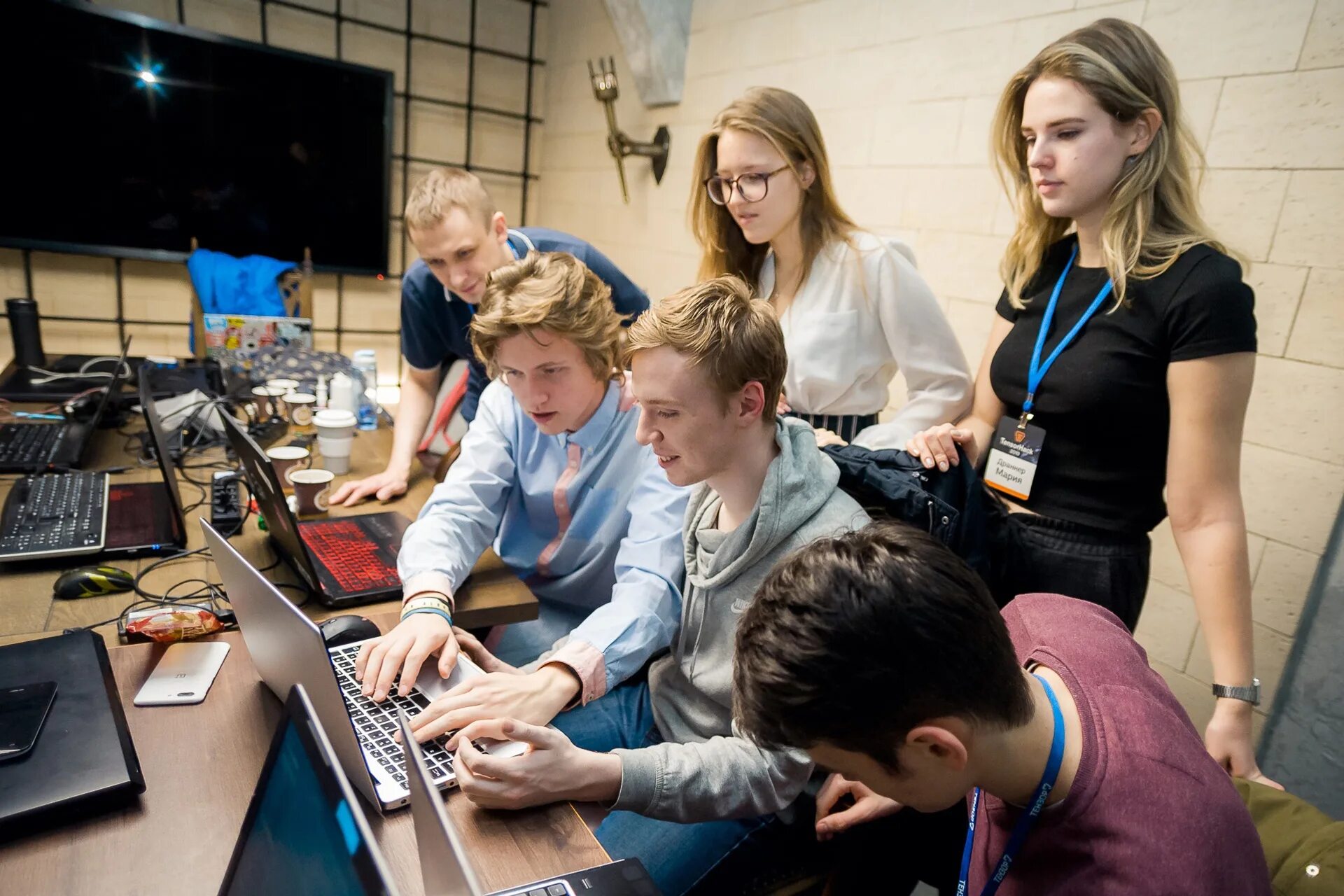 Учёба в колледже после 9 класса. Какие предметы нужно сдавать на программиста. Курсы по программированию. Студенты программисты. Творческие специальности в вузах.