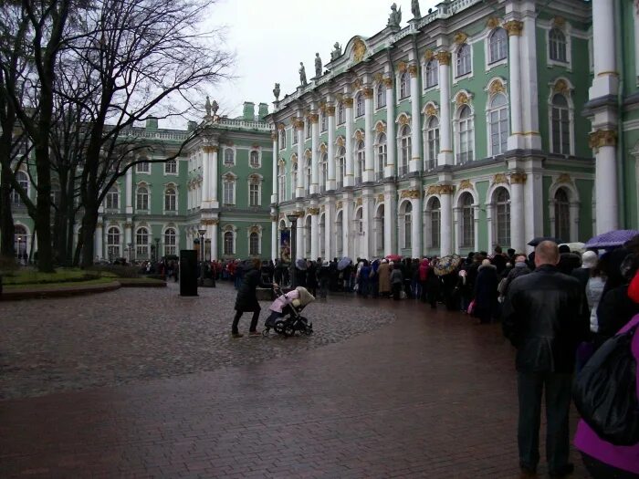 Зимний дворец кассы. Эрмитаж очереди в кассы. Касса эрмитажа. Касса эрмитажа. Касса эрмитажа.