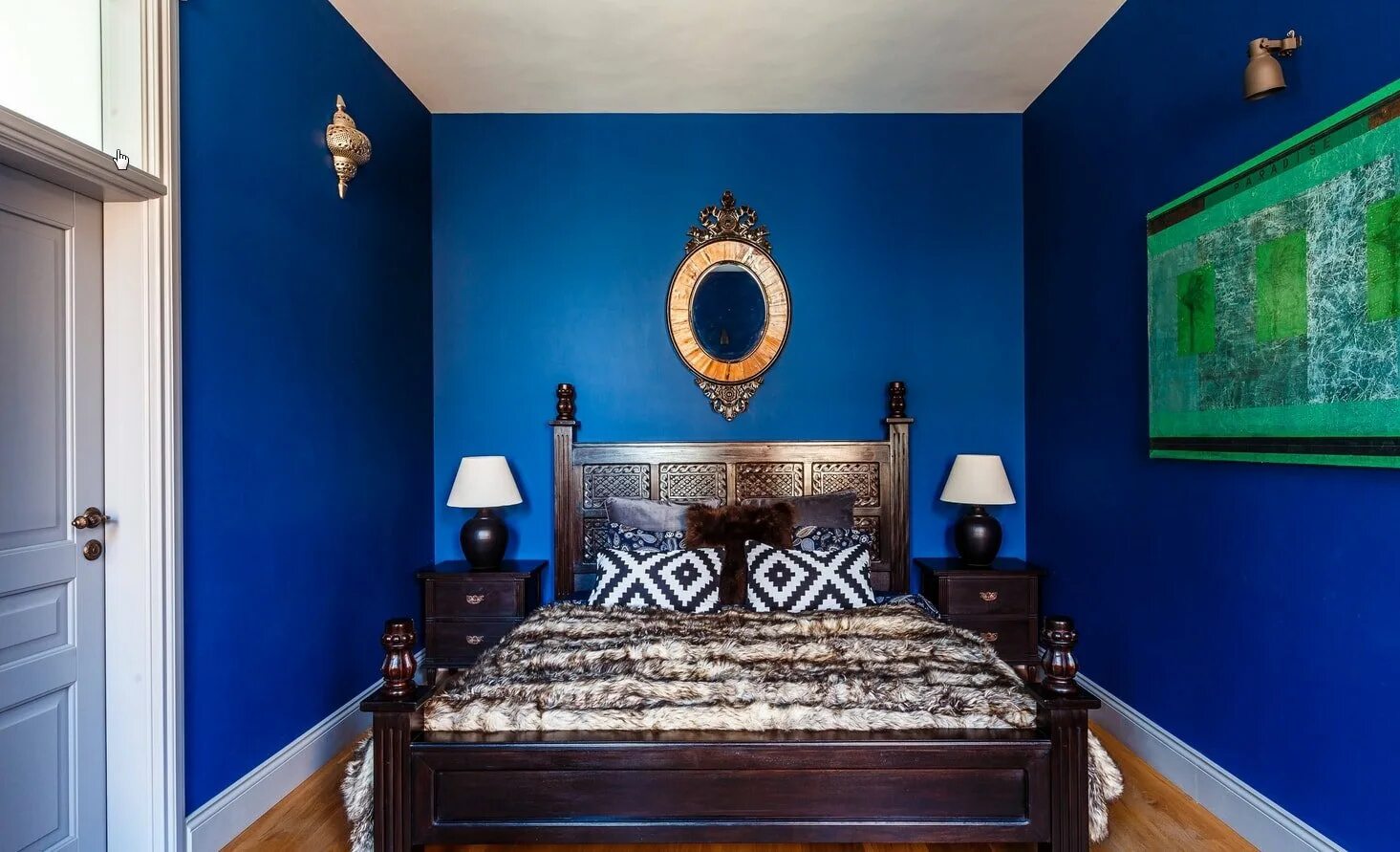 Где живут синие. Темно синяя спальня. Спальня в синих оттенках. Синие стены в спальне. Комната с синими стенами.