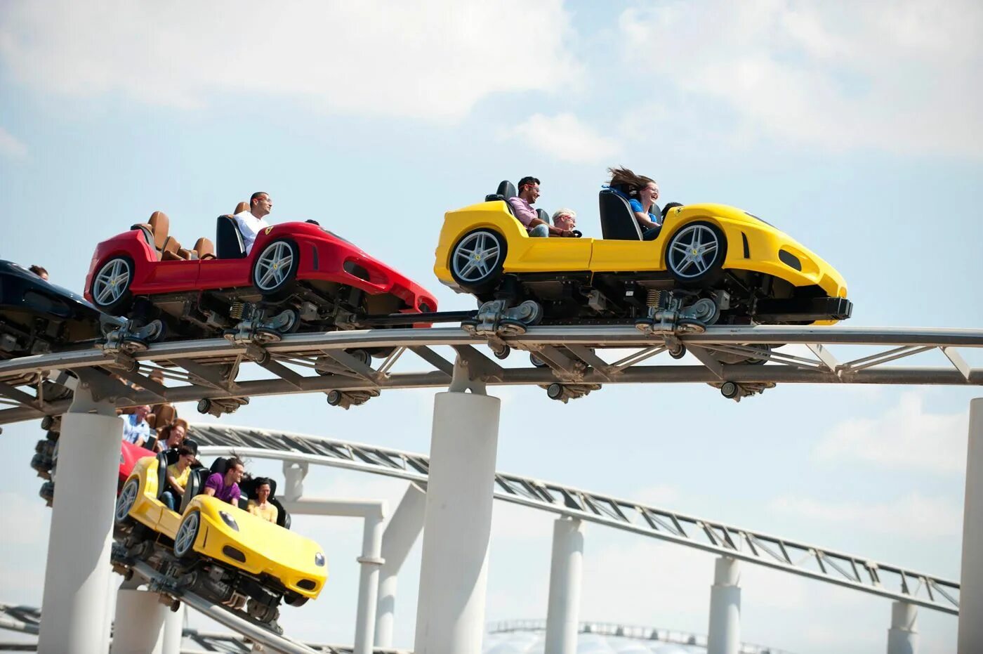 Феррари парк аттракционы. Ferrari World Абу-Даби. Феррари парк Абу Даби аттракционы. Ferrari World Абу-Даби аттракционы. Fiorano gt Challenge Феррари парк.