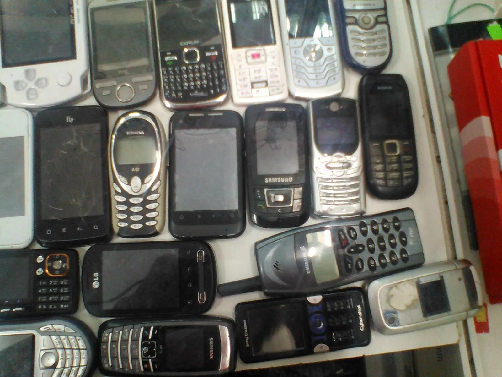 Куда сдать старые мобильные телефоны. Скупка сломанных смартфонов. Куда сдать старый телефон. Где принимают старые телефоны. Картинки разбитых телефонов.