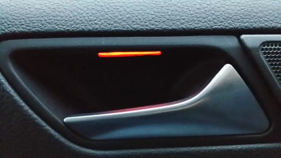 Подсветка внутренних ручек дверей бмв е39. Подсветка ручек двери renault. Подсветка карманов дверей шкода рапид. Подсветка ручек дверей passat b6. Подсветка внутренних ручек.