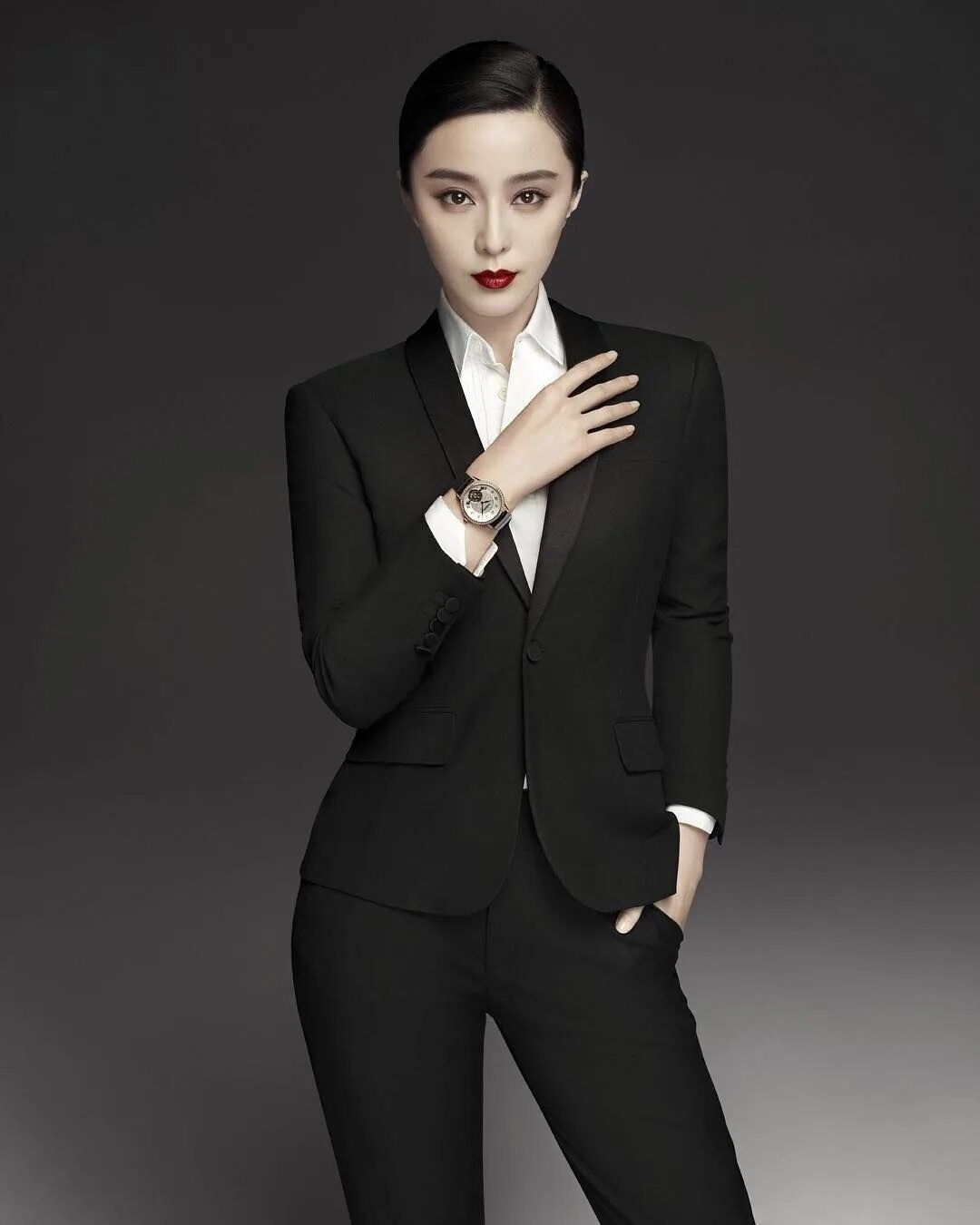 Девушки в строгих костюмах. Сьрогие женские костюм. Девушки в строгих костюмах. Женщина в строгом костюме. Девушка в строгом костюме.